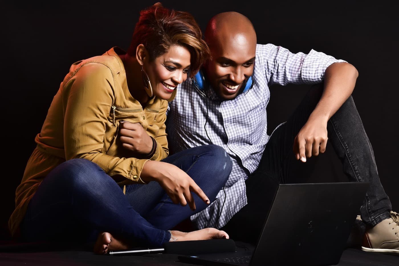 Happy couple laughing while streaming Rapid IPTV