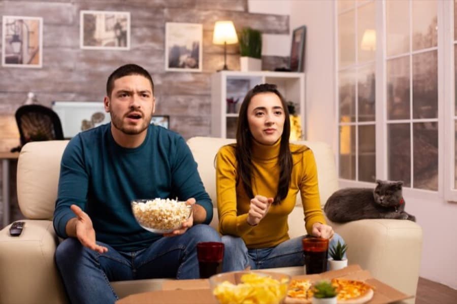 Couple cheering while watching Rapid IPTV